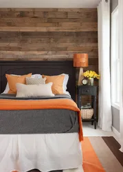 Оранжевая кровать в интерьере спальни