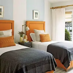 Аранжавы ложак у інтэр'еры спальні