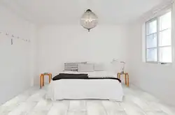 Интерьер спальни с светлым ламинатом