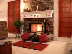 Интерьер гостиной с красным камином
