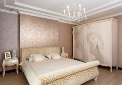 Italian wallpaper in the bedroom interior