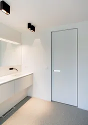 Белая дверь в интерьере ванной