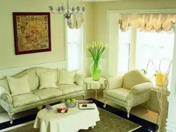 Фисташковый диван в интерьере гостиной