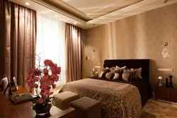 Шоколадные шторы в интерьере спальни