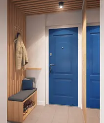 Синяя дверь в интерьере прихожей