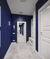 Koridorun içərisində mavi qapı