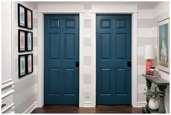 Koridorun içərisində mavi qapı