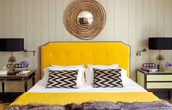 Горчичная кровать в интерьере спальни
