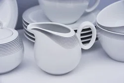Белы посуд у інтэр'еры кухні