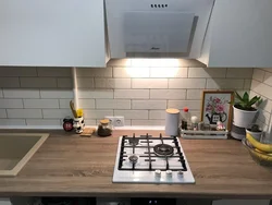 Бежевая варочная панель в интерьере кухни