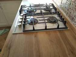 Бежевая варочная панель в интерьере кухни