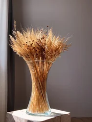 Қонақ бөлмесінің интерьеріндегі кептірілген гүлдерге арналған ваза