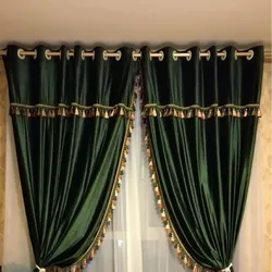 Зеленые бархатные шторы в интерьере гостиной