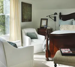 Интерьер гостиной с креслом и столиком