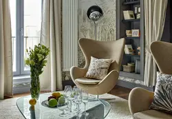 Интерьер гостиной с креслом и столиком