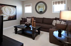 Серо коричневый диван в интерьере гостиной