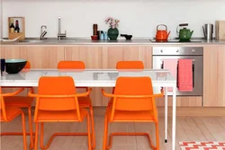 Оранжевые стулья для кухни в интерьере