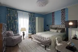Шэра блакітныя шторы ў інтэр'еры спальні