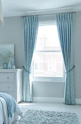 Серо голубые шторы в интерьере спальни