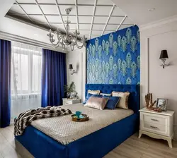 Шэра блакітныя шторы ў інтэр'еры спальні