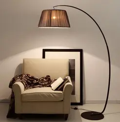 Yataq otağının interyerində döşəmə lampası olan kreslo
