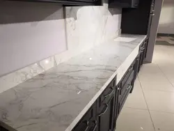 Миланский мрамор столешница в интерьере кухни