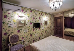 Інтэр'ер спальні з ружамі на шпалерах