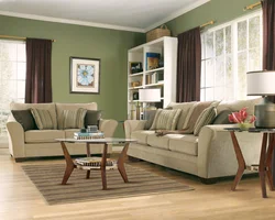 Зеленый диван в бежевом интерьере гостиной