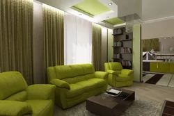 Зеленый диван в бежевом интерьере гостиной