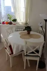 Квадратный стол на кухне в интерьере