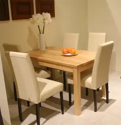 Квадратны стол на кухні ў інтэр'еры
