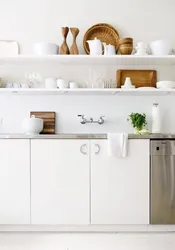 Белыя паліцы на кухні ў інтэр'еры