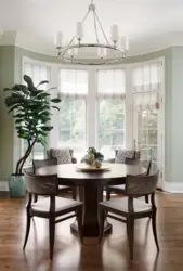 Белый круглый стол в интерьере гостиной