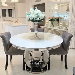 Белый круглый стол в интерьере гостиной