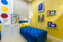 Синий и желтый в интерьере спальни