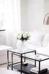 Белый журнальный столик в интерьере гостиной
