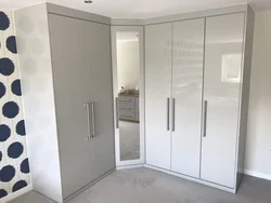 Белый угловой шкаф в интерьере спальни