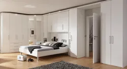 Белый угловой шкаф в интерьере спальни