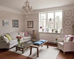 Wallpaper with a large pattern in the living room interior