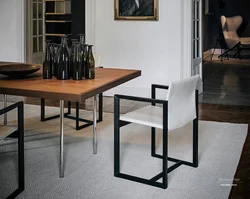 Стол с черными ножками в интерьере кухни