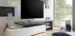 Белая тумба под телевизор в интерьере гостиной