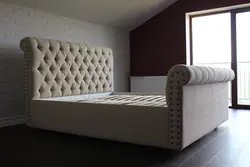 Интерьер спальни с кроватью с каретной стяжкой