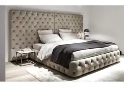 Интерьер спальни с кроватью с каретной стяжкой