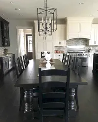 Интерьер кухни с темным столом и стульями