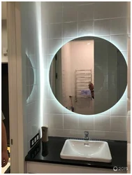 Круглае люстэрка з падсветкай у ванную ў інтэр'еры