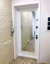 Дверь с зеркалом в интерьере маленькой прихожей входная