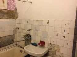 Design of old tiles in the bathroom