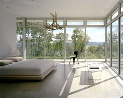 Дизайн спальни с витражными окнами