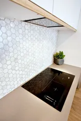 Дизайн кухни с плиткой соты