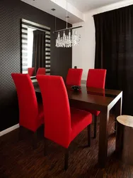 Дизайн кухни с бордовыми стульями